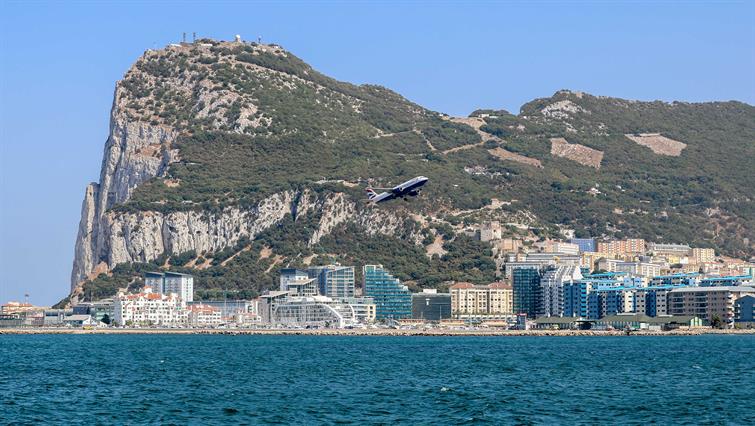 Wir stehen auf der Mauer des Hafens von La Linea, der sich nur 200 m von Gibraltar entfernt befindet. Diese Mauer markiert die Grenze zwischen Spanien und Gibraltar. Als Erstes fällt der Blick auf die Start- und Landebahn, die sich ins Meer erstreckt und die Hauptstraße überquert, die in die Stadt führt. Da die "NatHape" im Hafen von La Linea liegt, haben wir die letzten 200 m unserer Reise zu Fuß zurückgelegt. Wir sehen darüber hinweg und entscheiden, dass diese lange Reise trotz der fehlenden 200 m als abgeschlossen gilt. Für das kommende Jahr planen wir eine Reise durch das Mittelmeer oder, je nach unserer Entscheidung, in den Norden Europas.